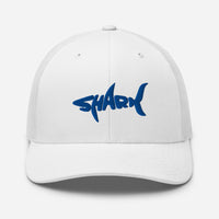 Casquette requin SHARK blanche, vue de face, broderie requin bleu roi
