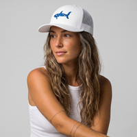 Femme portant la casquette requin SHARK brodée, trucker blanche, photo studio fond neutre