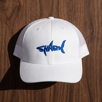 Casquette requin SHARK blanche à plat, broderie bleu roi visible en entier, flat lay