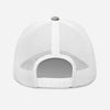 Dos en filet blanc et fermeture réglable de la casquette requin SHARK gris chiné