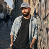 Casquette trucker requin SHARK gris chiné portée en look streetwear urbain par un homme tatoué