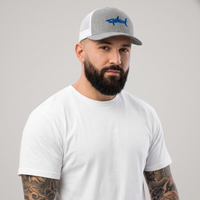 Homme portant la casquette requin SHARK brodée bleu roi, trucker gris chiné, photo studio