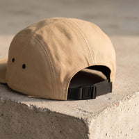 Dos de la casquette 5 panneaux beige avec sangle nylon et fermeture à clip