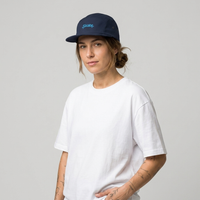 Femme portant la casquette skate 5 panneaux bleu marine brodée, photo studio