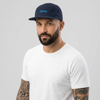 Homme portant la casquette skate 5 panneaux bleu marine brodée, photo studio