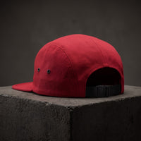 Casquette 5 panneaux rouge, détail de la fermeture clip et des œillets métalliques