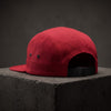 Casquette 5 panneaux rouge, détail de la fermeture clip et des œillets métalliques