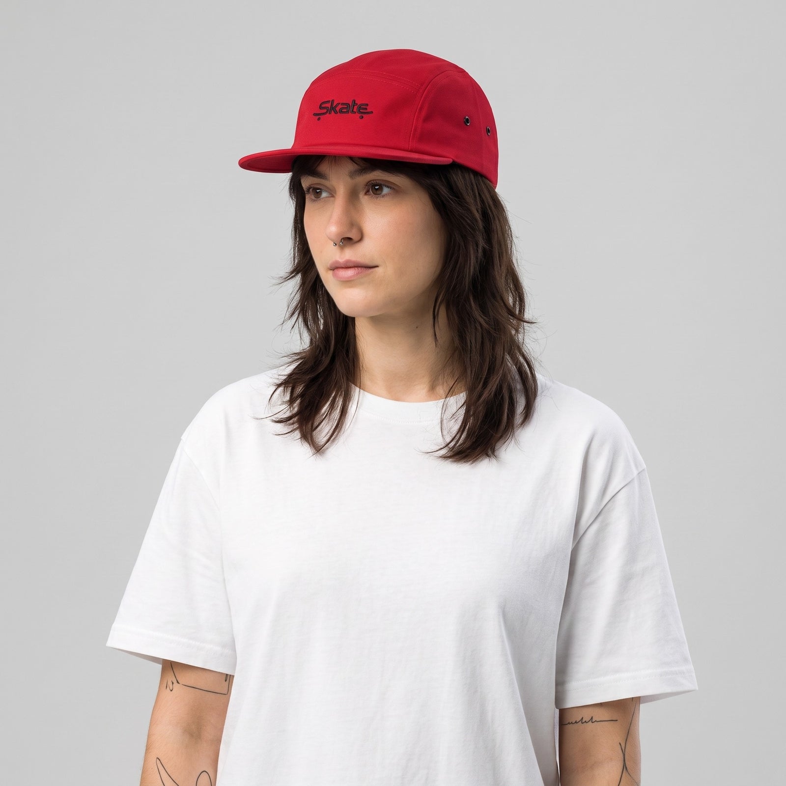 Femme portant la casquette skate 5 panneaux rouge brodée, photo studio