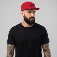 Homme portant la casquette skate 5 panneaux rouge originale, photo studio