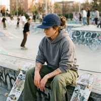 Casquette skate 5 panneaux portée au skatepark, look streetwear femme