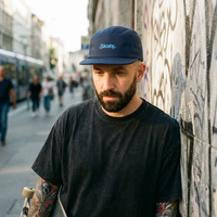 Casquette skate 5 panneaux portée en ville, look streetwear homme