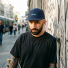 Casquette skate 5 panneaux portée en ville, look streetwear homme