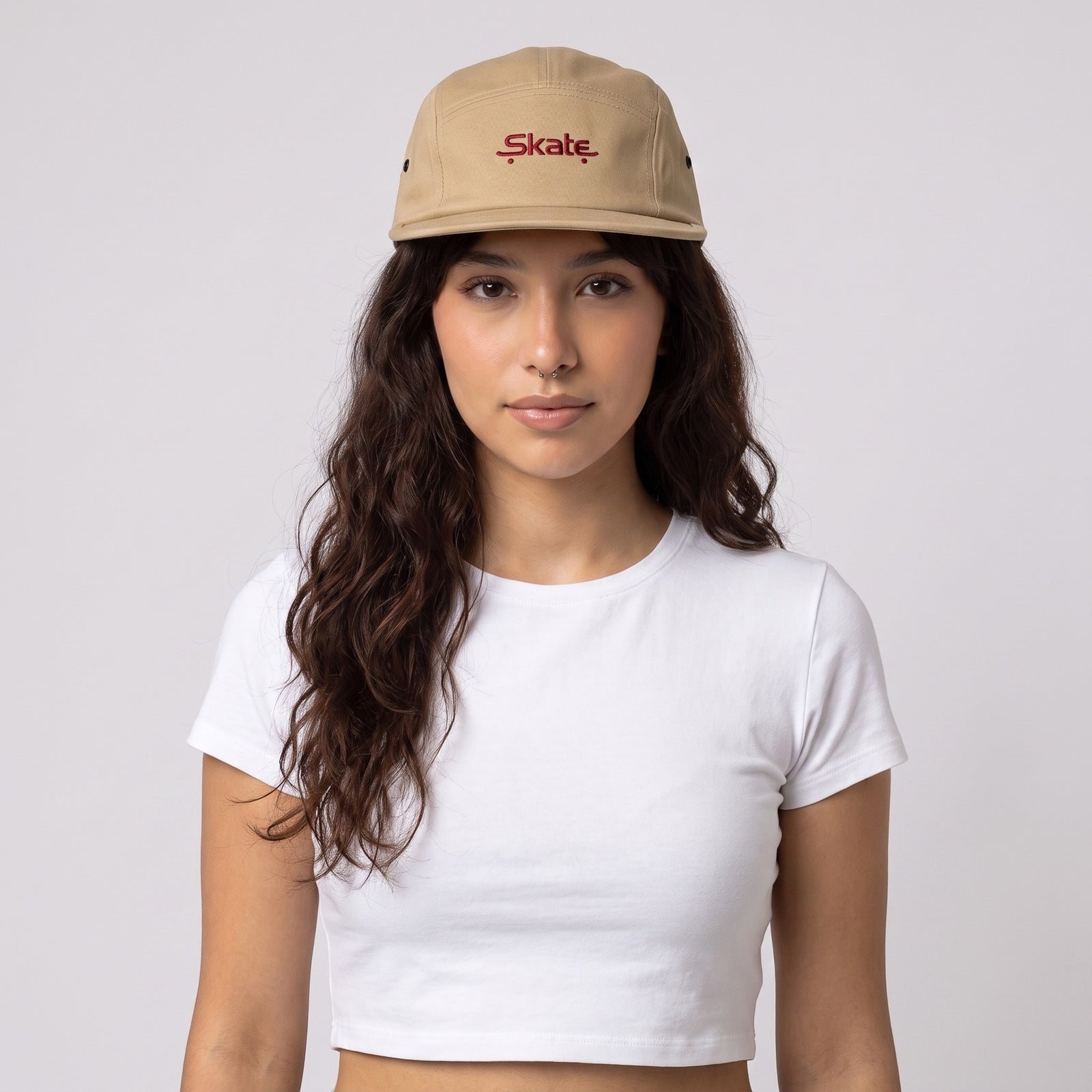 Femme portant la casquette skate brodée 5 panneaux beige, casquette originale unisexe – photo studio