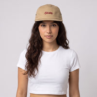 Femme portant la casquette skate brodée 5 panneaux beige, casquette originale unisexe – photo studio