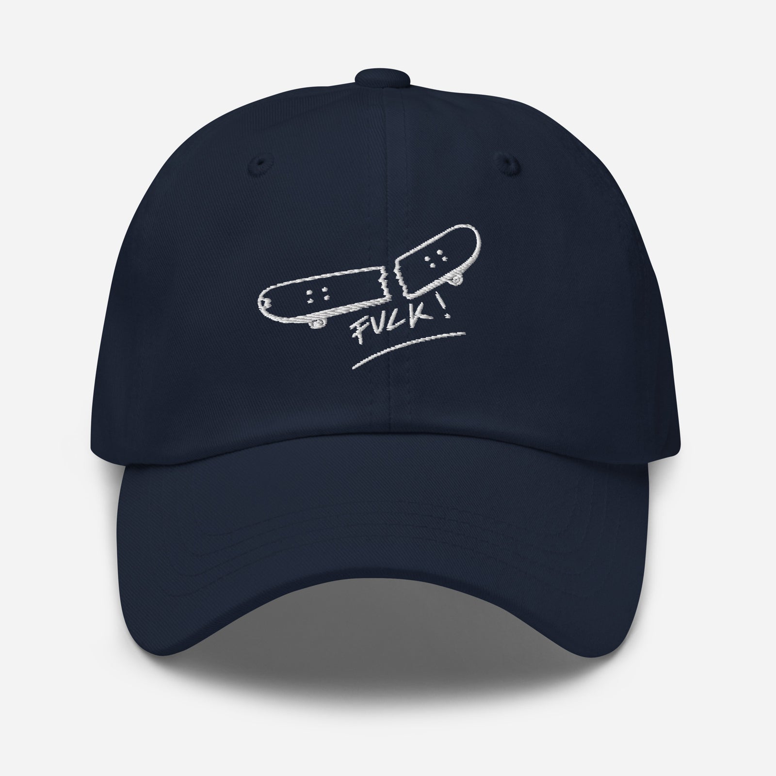 Casquette skate brodée FVCK bleu marine vue de face, broderie skateboard cassé