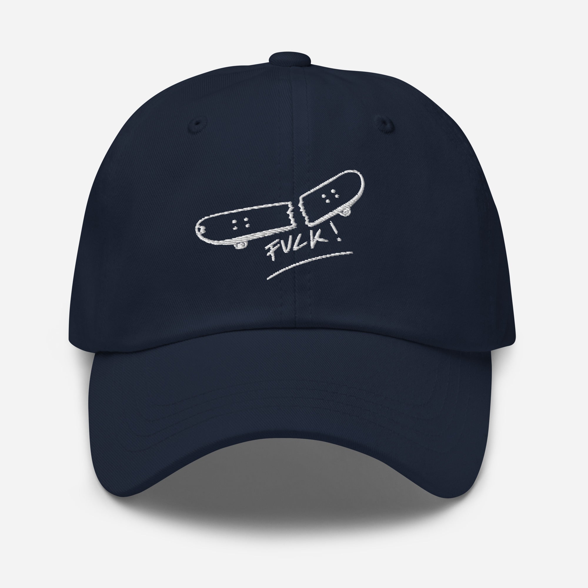 Casquette skate brodée FVCK bleu marine vue de face, broderie skateboard cassé