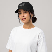 Femme portant la casquette skate brodée FVCK noire, dad hat originale unisexe