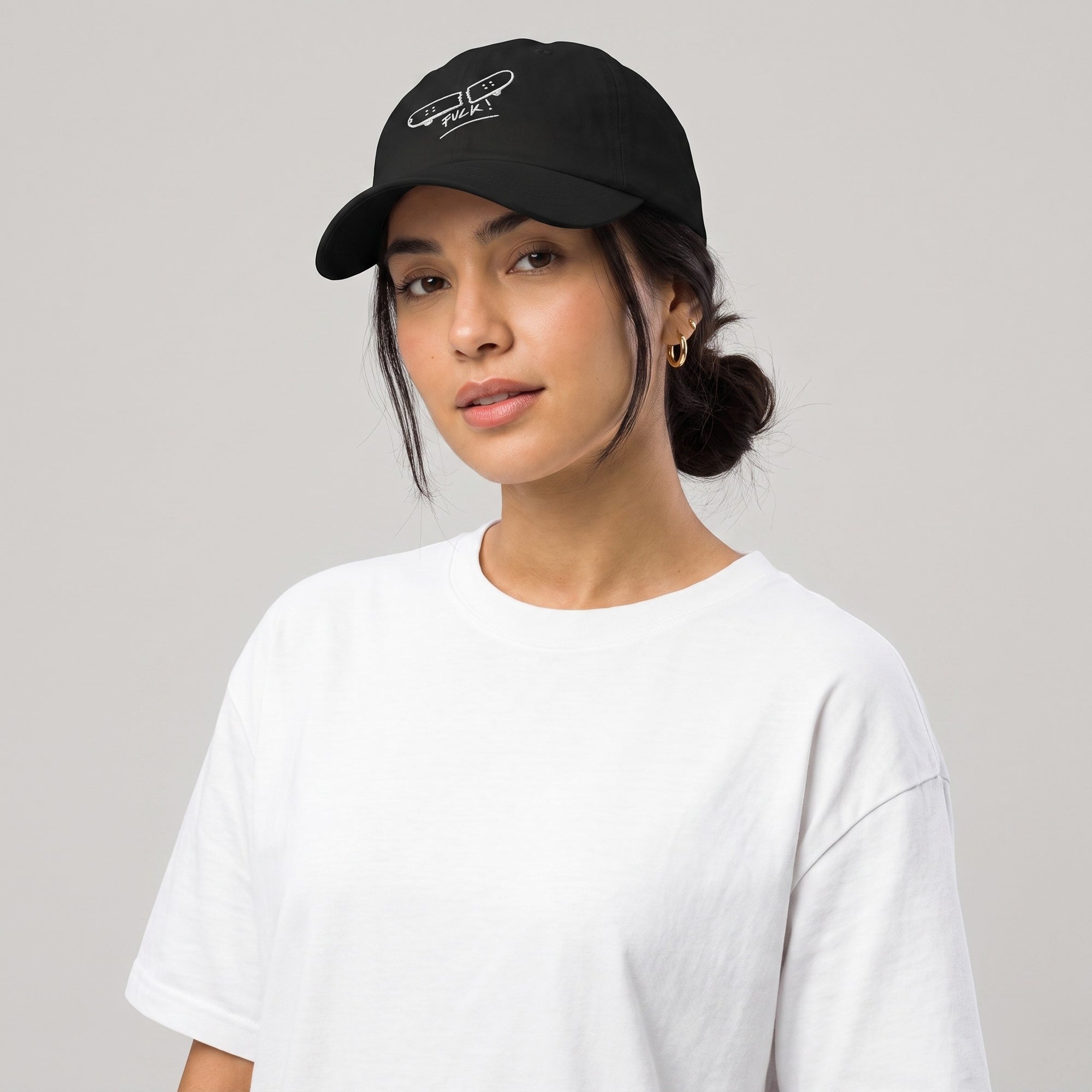 Femme portant la casquette skate brodée FVCK noire, dad hat originale unisexe