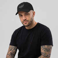 Homme portant la casquette skate brodée FVCK noire, dad hat streetwear à broderie skateboard cassé