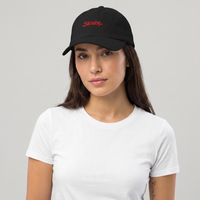 Femme portant la casquette skate brodée noire en studio, dad hat unisexe CHT'M