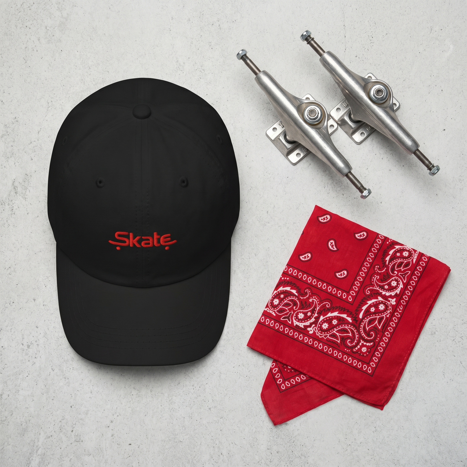 Flat lay de la casquette skate noire vue de dessus avec trucks de skateboard
