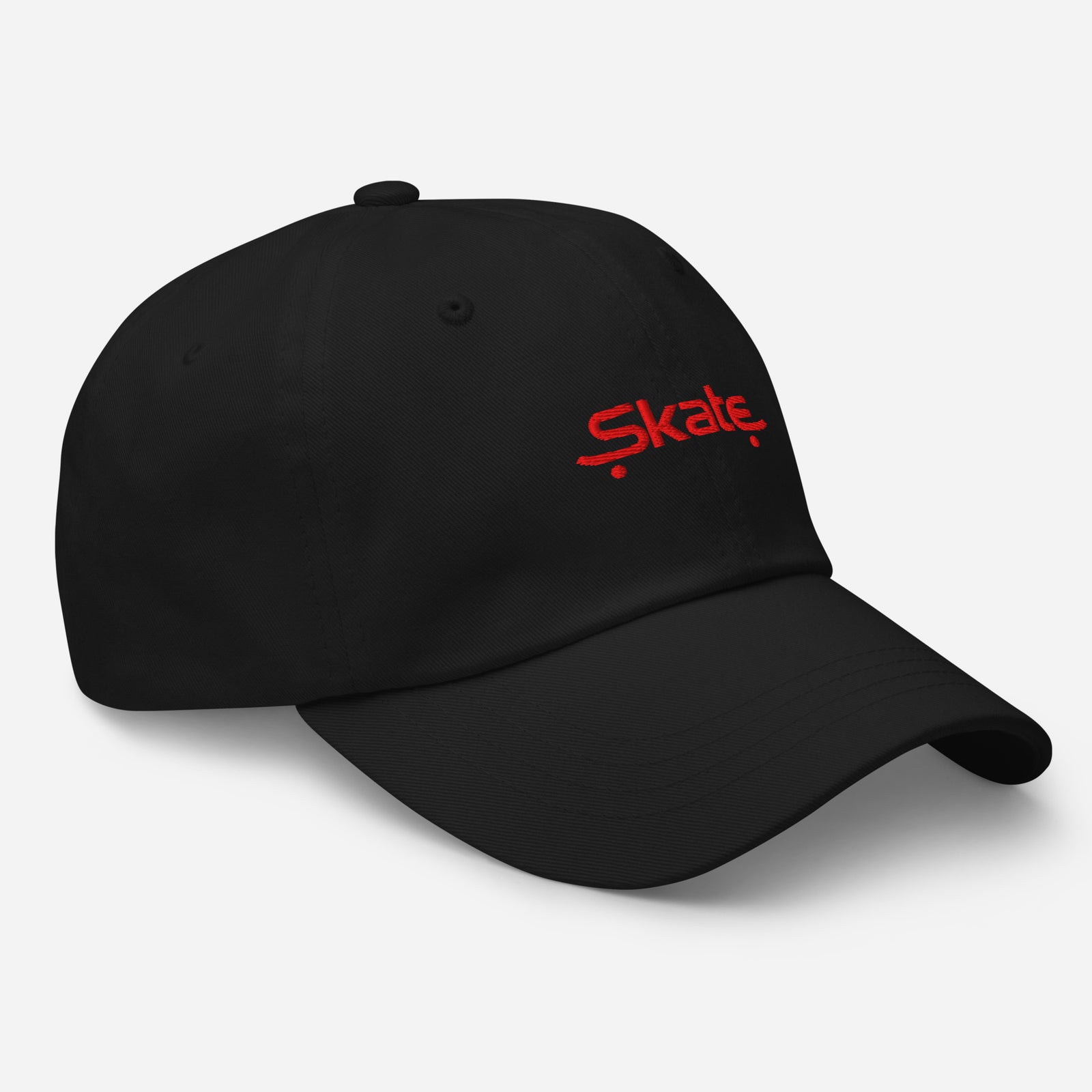 Casquette skate brodée noire vue trois quarts droit, broderie rouge originale