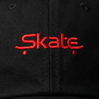 Zoom sur la broderie rouge Skate de la casquette noire portée, détail du design