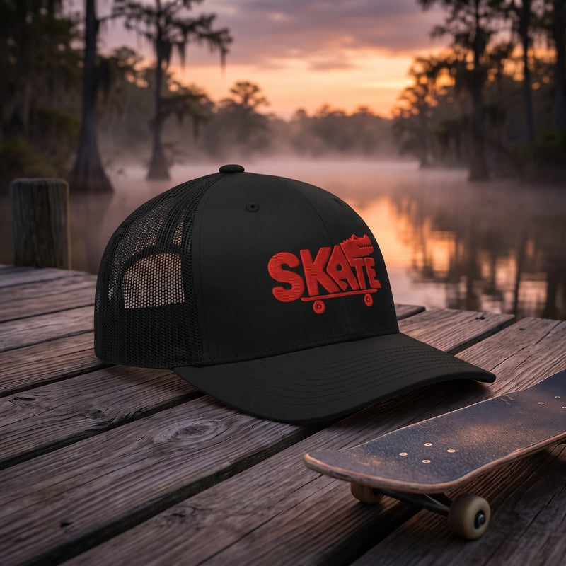 Casquette skate trucker noire brodée crocodile rouge posée sur un ponton au-dessus d'un bayou brumeux au crépuscule - CHT'M Boutique