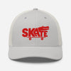 Casquette skate trucker argentée brodée crocodile rouge, vue de face