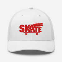 Casquette skate trucker blanche brodée crocodile rouge, vue de face
