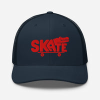 Casquette skate trucker bleu marine brodée crocodile rouge, vue de face