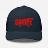 Casquette skate trucker bleu marine brodée crocodile rouge, vue de face