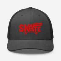 Casquette skate trucker gris chiné foncé brodée crocodile rouge, vue de face