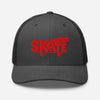 Casquette skate trucker gris chiné foncé brodée crocodile rouge, vue de face