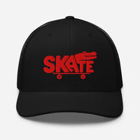 Casquette skate trucker noire brodée crocodile rouge, vue de face