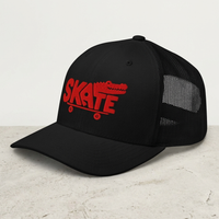 Casquette skate trucker noire vue trois-quarts, broderie crocodile rouge sur skateboard