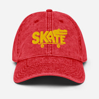 Casquette skate vintage rouge délavé brodée crocodile jaune, vue de face