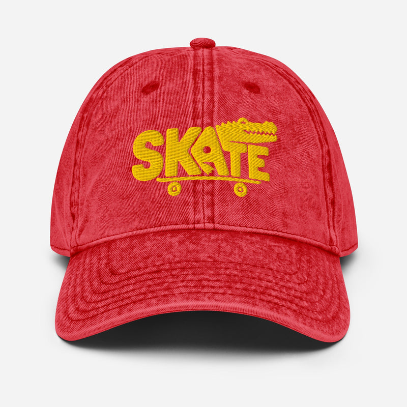 Casquette skate vintage rouge délavé brodée crocodile jaune, vue de face