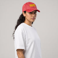 Casquette skate vintage rouge brodée crocodile portée par une femme, photo studio