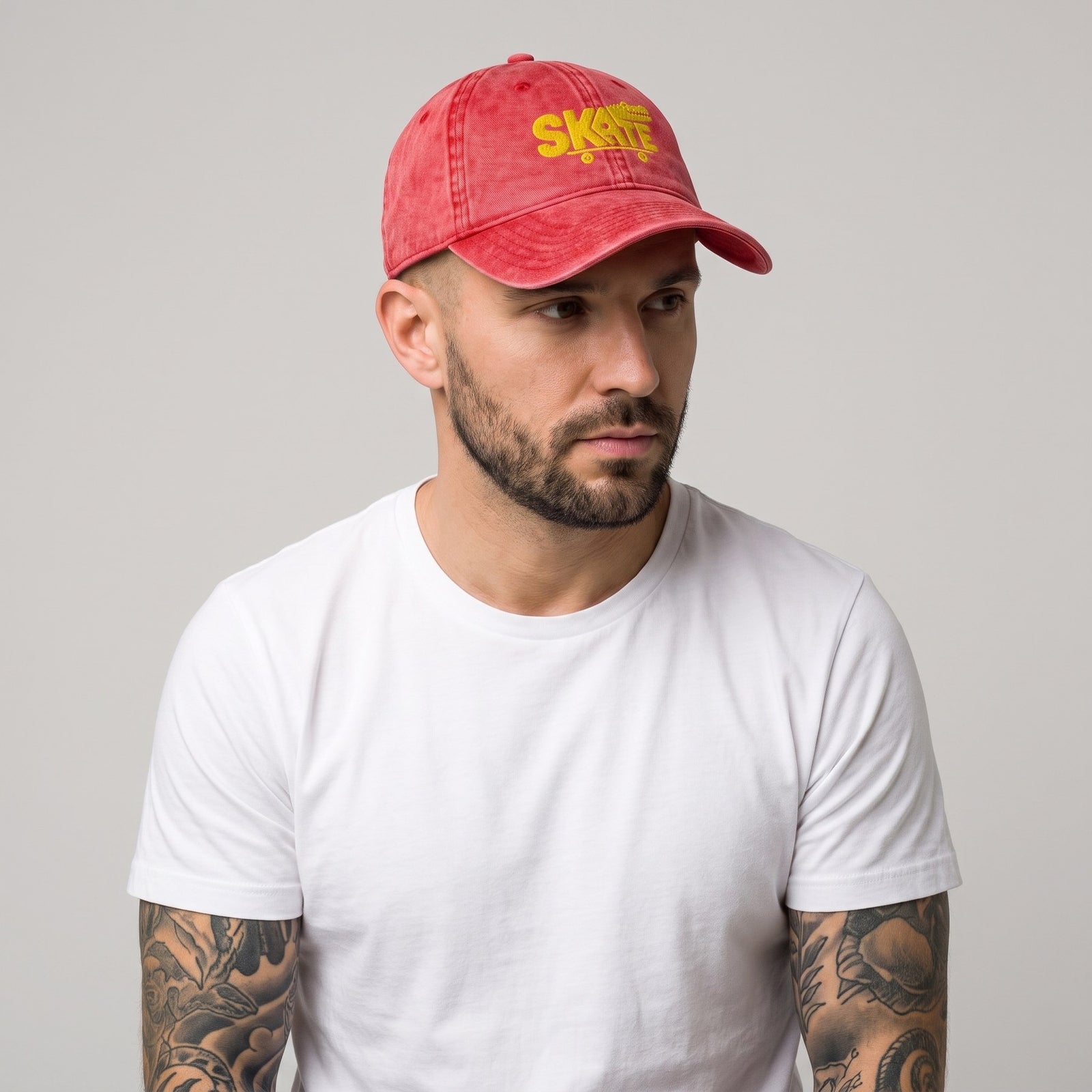 Casquette skate vintage rouge délavé brodée crocodile portée par un homme en studio