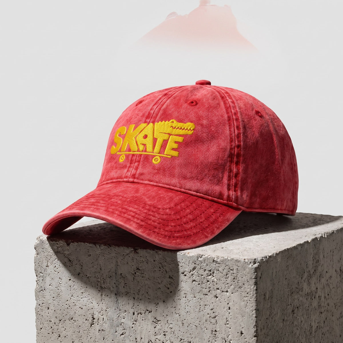 Casquette skate vintage rouge brodée crocodile vue trois quarts sur bloc de béton