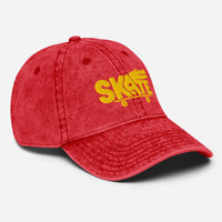 Casquette skate vintage rouge brodée crocodile, vue trois quarts droite