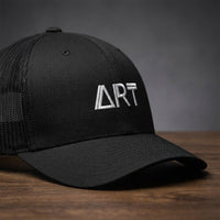 Détail broderie du logo ART sur casquette trucker noire - CHT'M Boutique