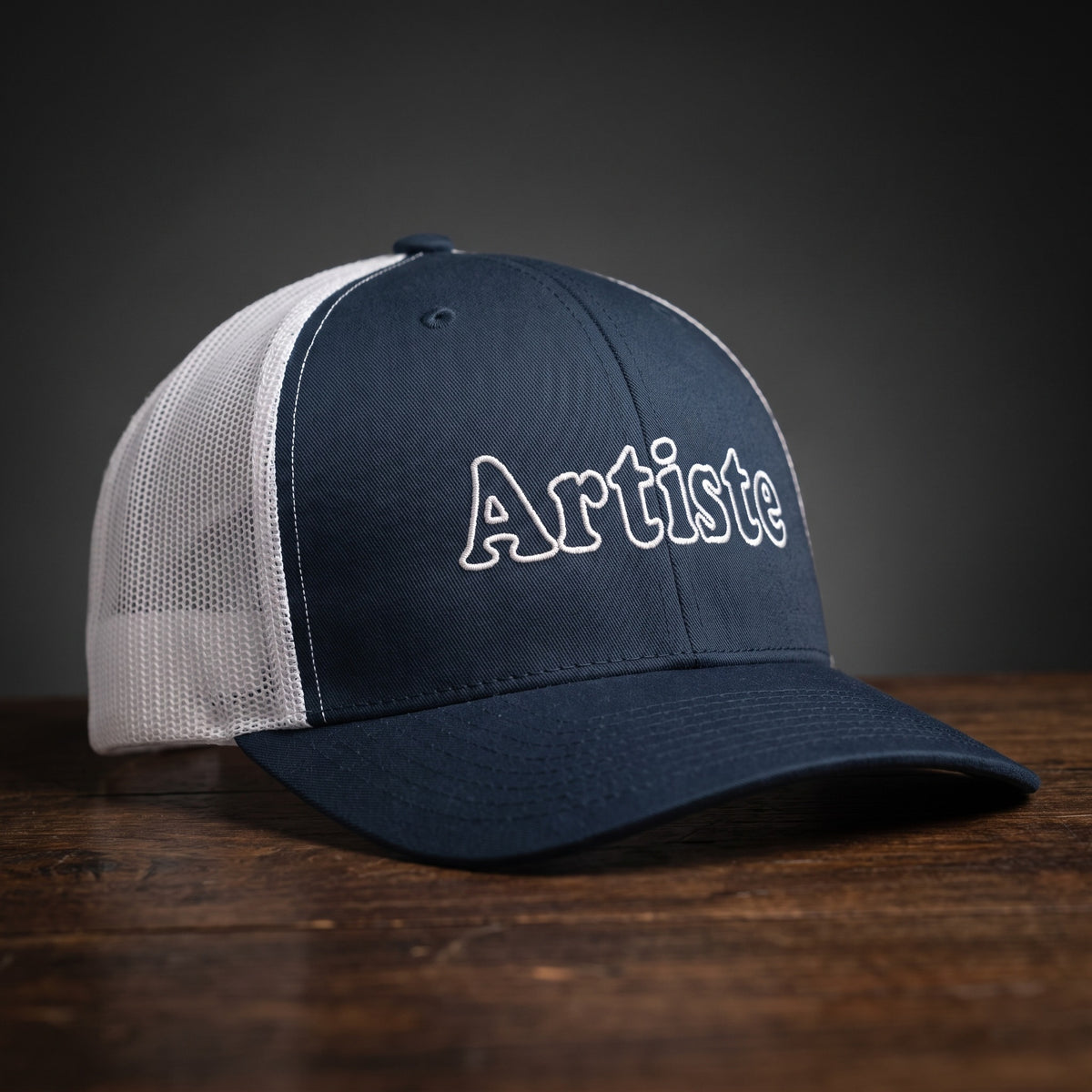 Casquette trucker bleu marine et blanc brodée Artiste typo vintage streetwear CHT'M Boutique