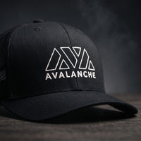 Gros plan sur le logo Avalanche brodé en blanc de la casquette trucker AVAX noire
