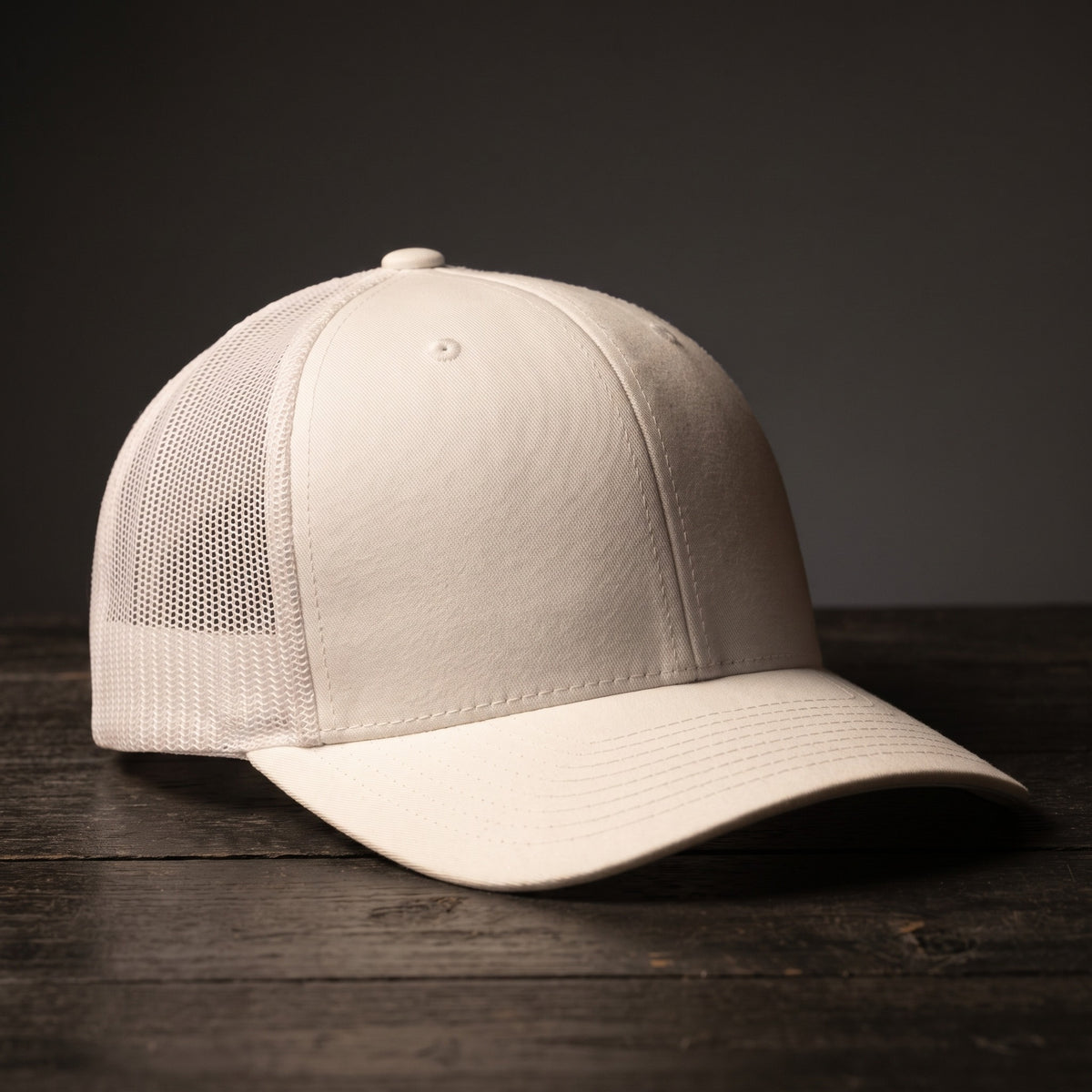 Casquette trucker blanc streetwear - vue trois-quarts
