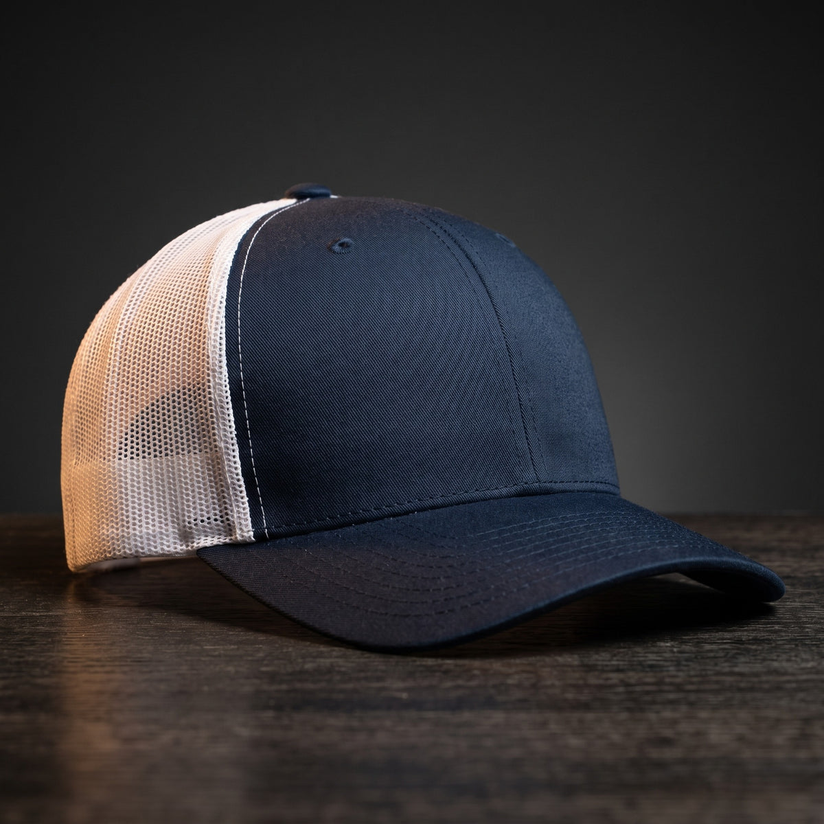 Casquette trucker bicolore bleu marine et blanc streetwear