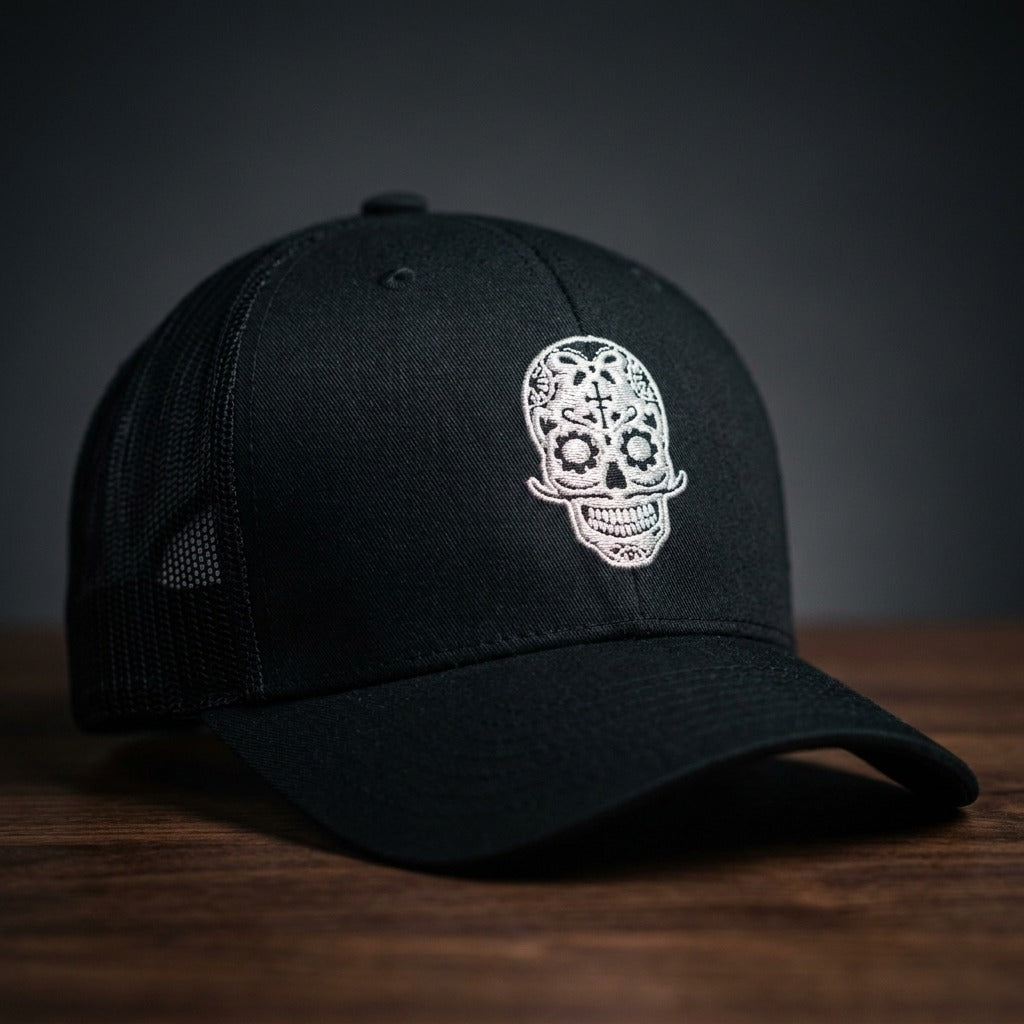 Détail broderie casquette trucker calavera blanche - zoom tête de mort mexicaine CHT'M Boutique
