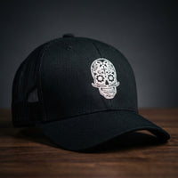 Détail broderie casquette trucker calavera blanche - zoom tête de mort mexicaine CHT'M Boutique