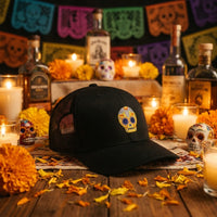 Casquette trucker Calavera Dorée - ambiance Día de los Muertos, autel d'offrandes bougies et fleurs de cempasúchil, logo brodé tête de mort mexicaine dorée - CHT'M Boutique